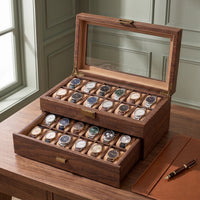 Boîte à montres 24 places Cabinet effet noyer ouverte avec son tiroir, posée sur un bureau en noyer