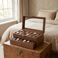 Boîte à montres 24 places Cabinet ouverte, posée sur une malle au pied d'un lit, dans une chambre