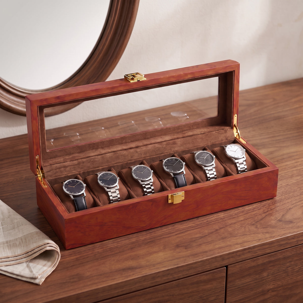 Boîte à montres 6 places Rivoli effet bois ouverte, posée sur une coiffeuse en noyer dans une chambre