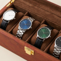 Compartiments en velours de la boîte à montres Rivoli en gros plan, montres et fermoir doré