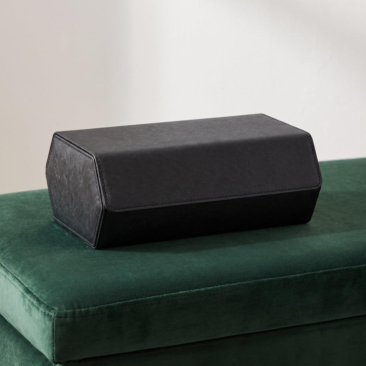 Écrin de voyage Sillage rouge et noir 6 places fermé, posé sur une banquette en velours