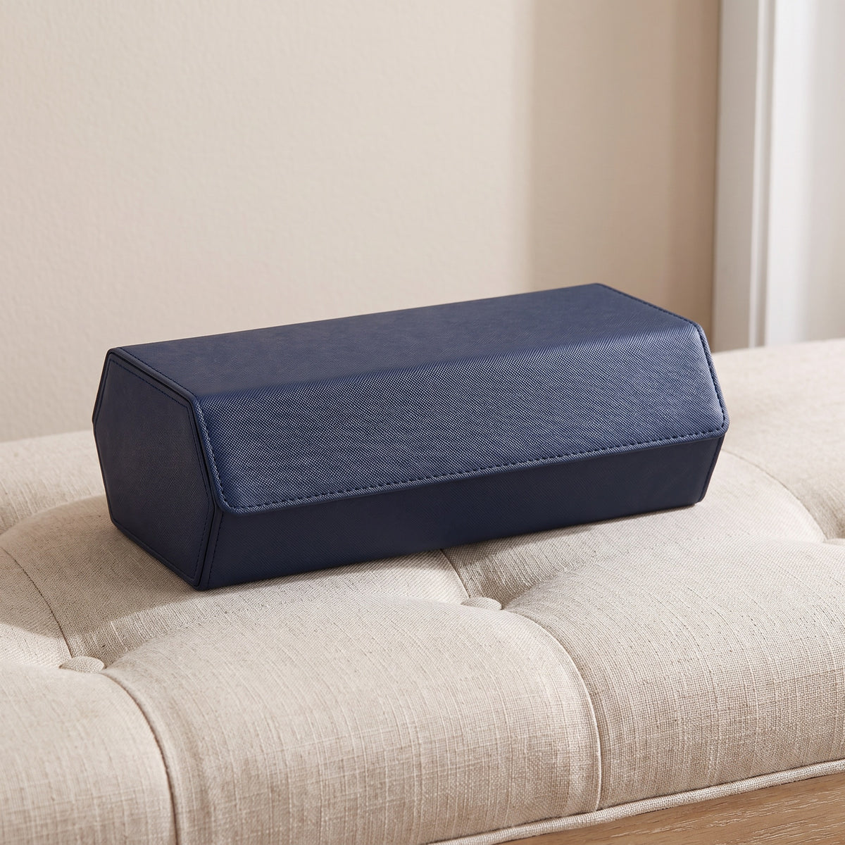 Écrin de voyage Sillage bleu 8 places fermé, posé sur une banquette capitonnée en lin