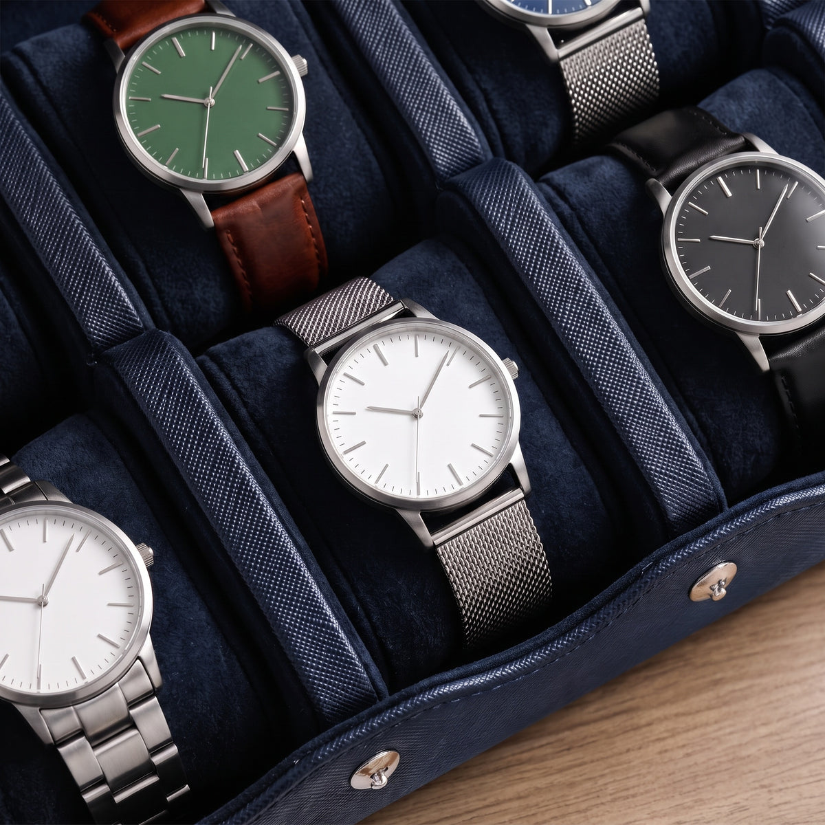 Écrin de voyage Sillage bleu 8 places, gros plan vu de dessus sur les coussins en velours et les montres