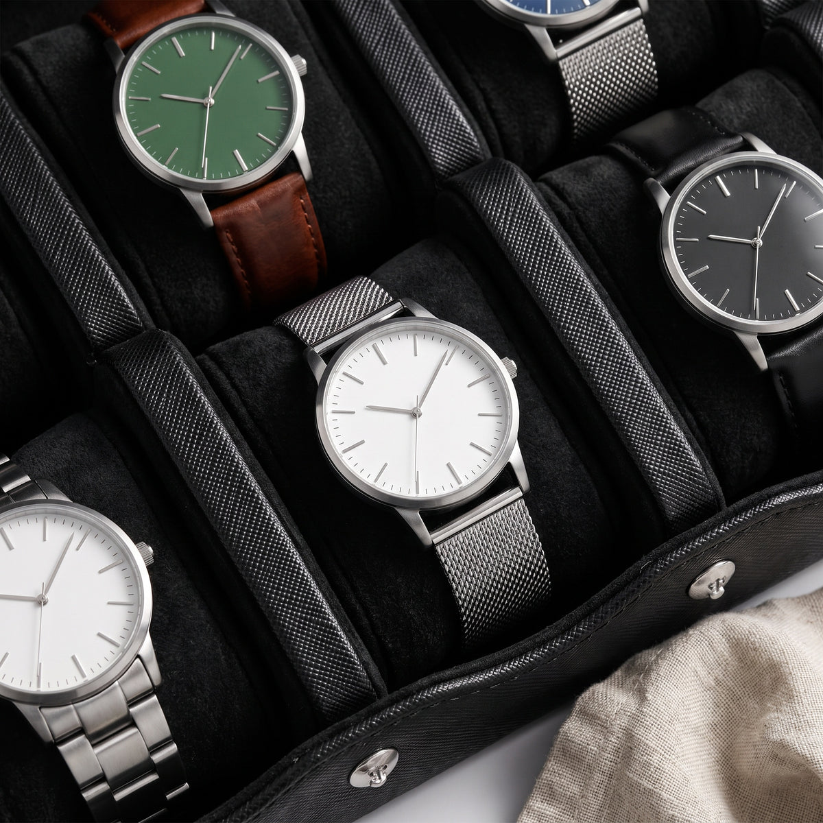 Écrin de voyage Sillage noir 8 places, gros plan vu de dessus sur les coussins en velours et les montres