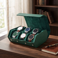 Écrin de voyage Sillage vert 6 places ouvert et garni de montres, posé sur un bureau en noyer