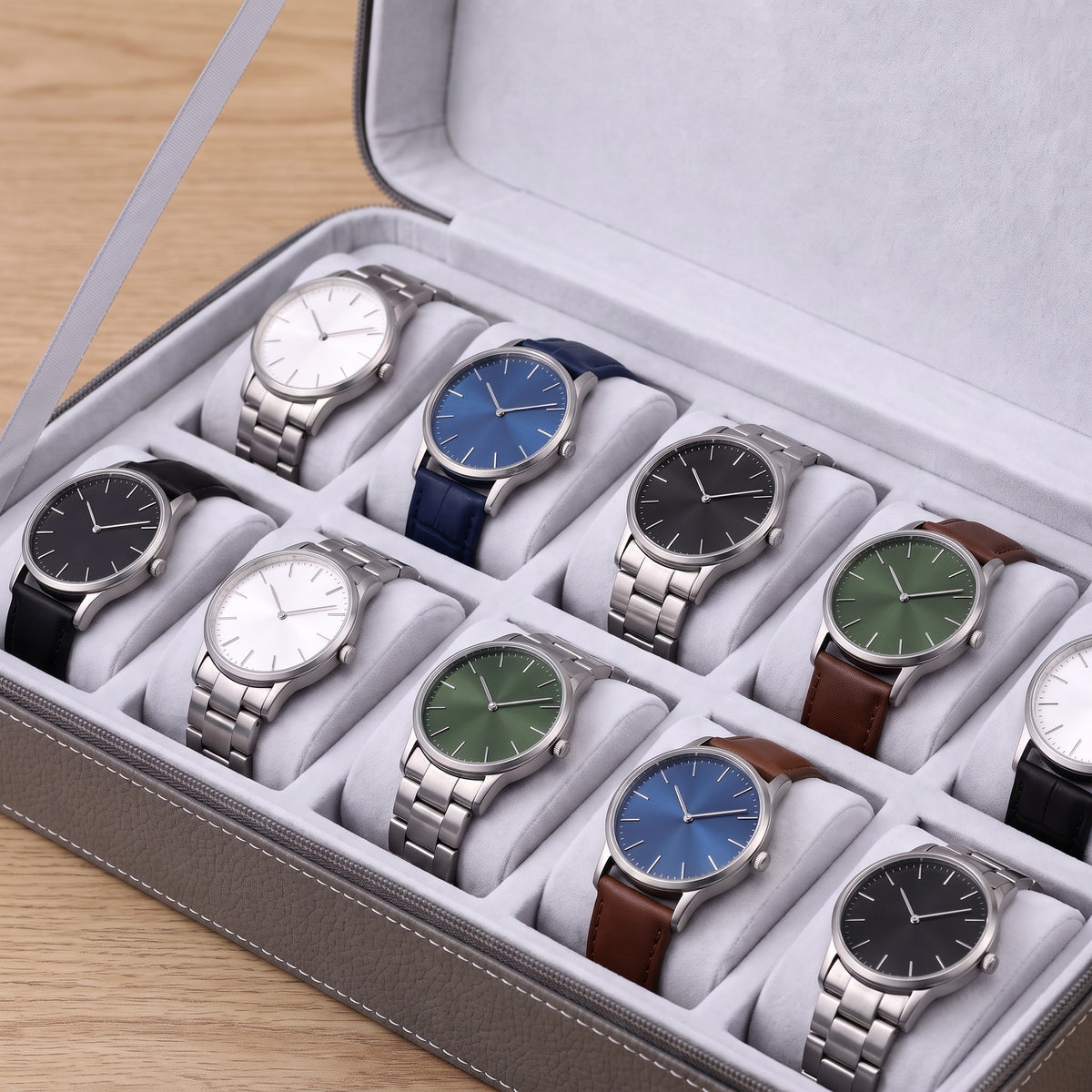 Étui de voyage pour 10 montres Voyageur gris, gros plan sur les coussins et les montres