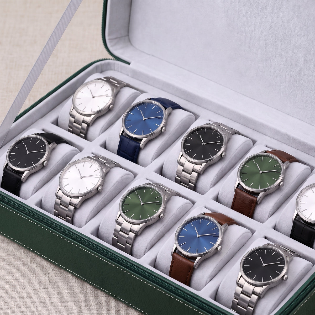 Étui de voyage pour 10 montres Voyageur vert, gros plan sur les coussins et les montres