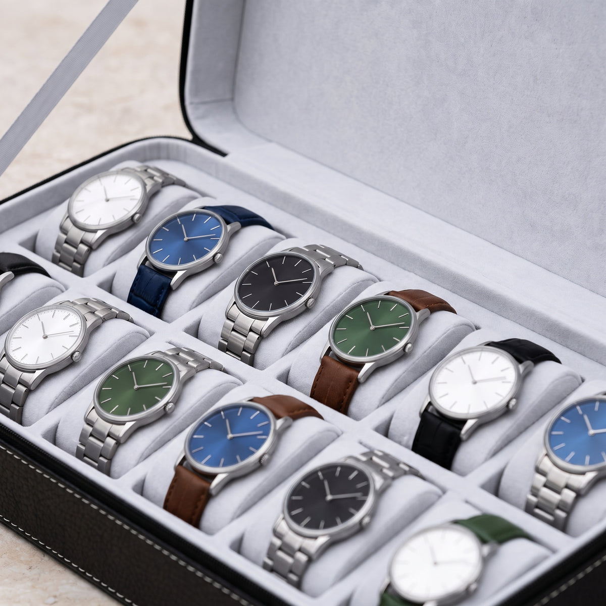 Étui de voyage pour 12 montres Voyageur noir, gros plan sur les coussins et les montres