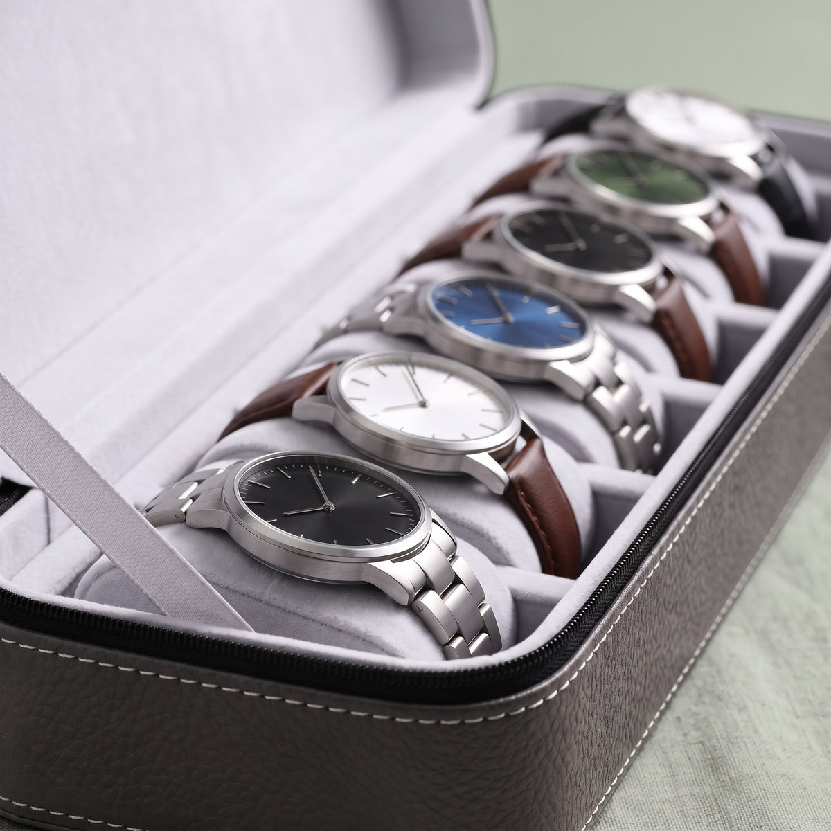 Étui de voyage pour 6 montres Voyageur gris, gros plan sur les coussins et les montres