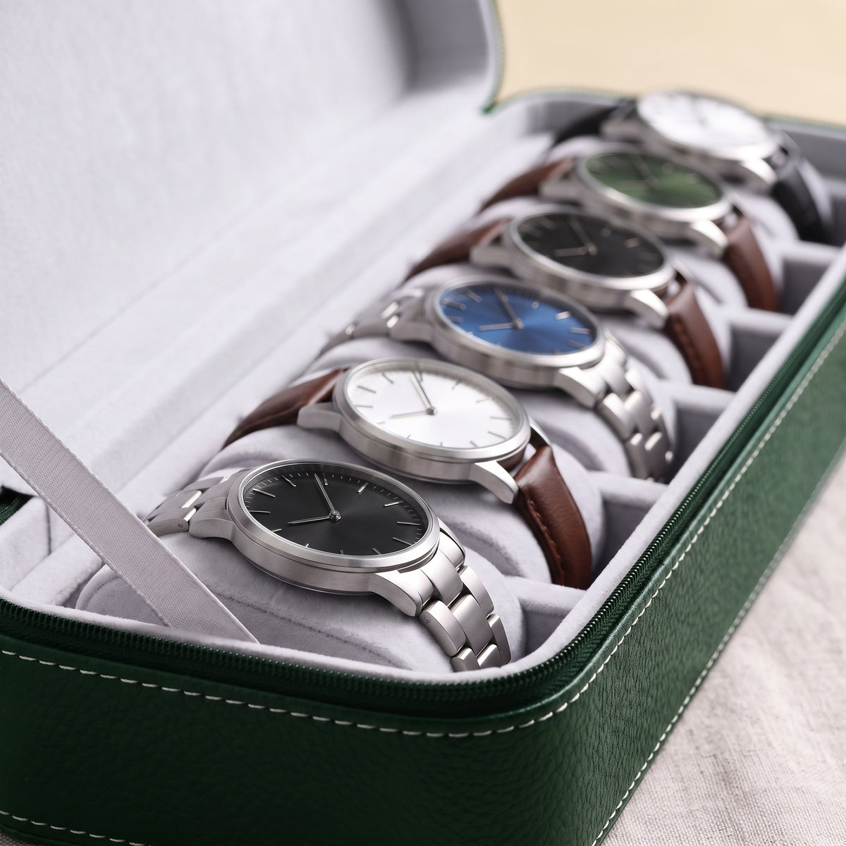 Étui de voyage pour 6 montres Voyageur vert, gros plan sur les coussins et les montres