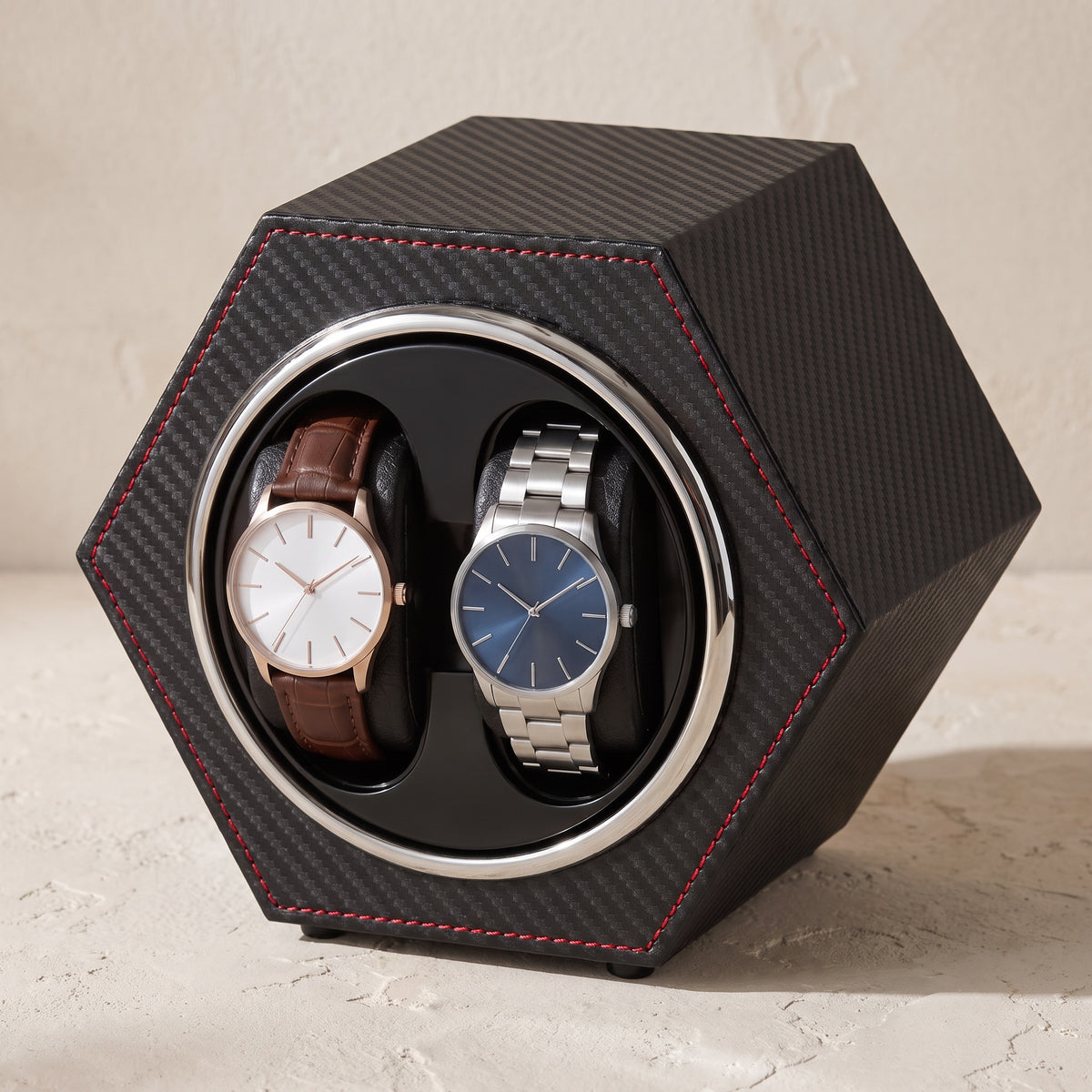 Remontoir automatique pour 2 montres Alvéole carbone, vu de trois quarts
