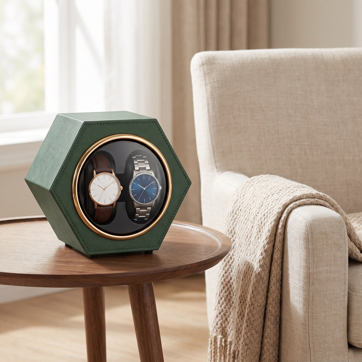 Remontoir Alvéole vert posé sur une table d'appoint en noyer dans un salon