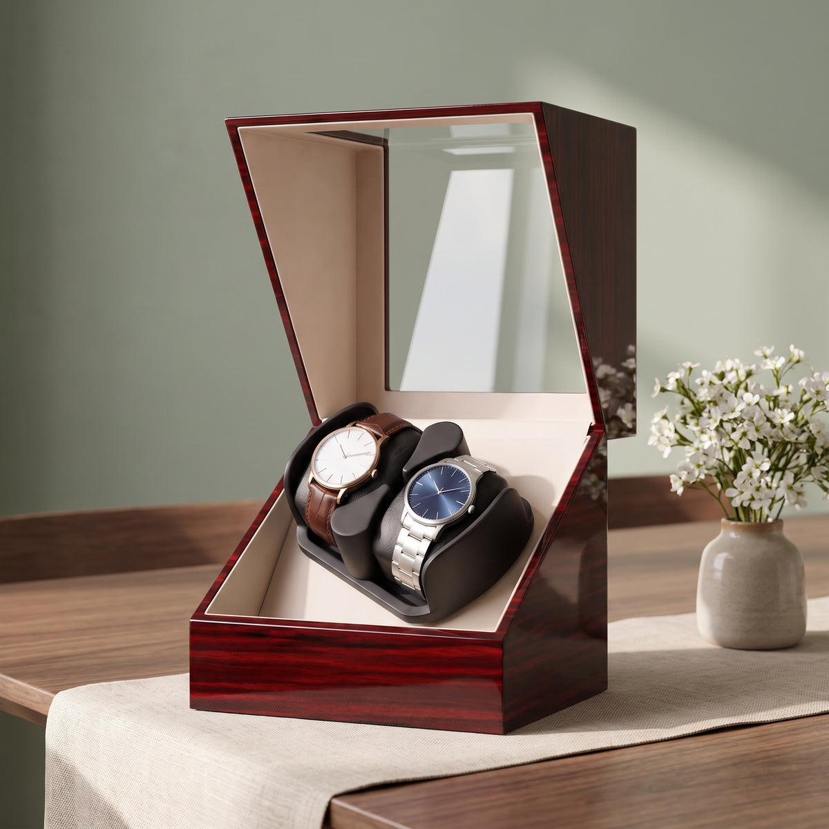 Remontoir automatique pour 2 montres Grenat laqué rouge-brun ouvert, posé sur une table en noyer dans une salle à manger