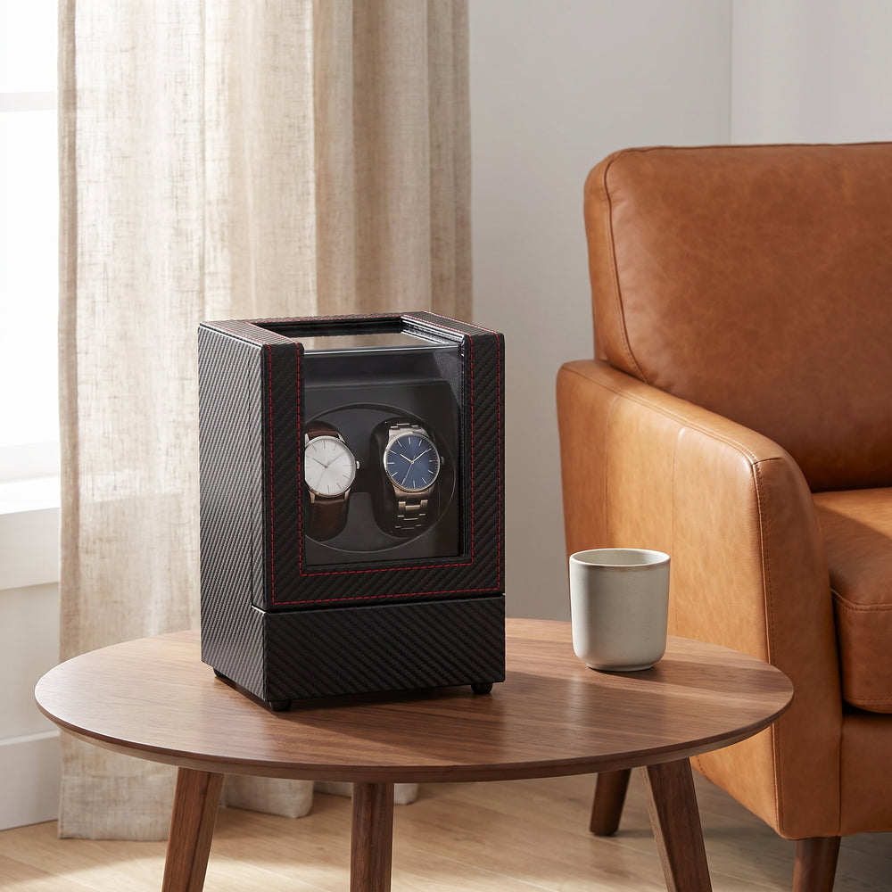 Remontoir automatique Sentinelle fermé posé sur une table basse en noyer dans un salon