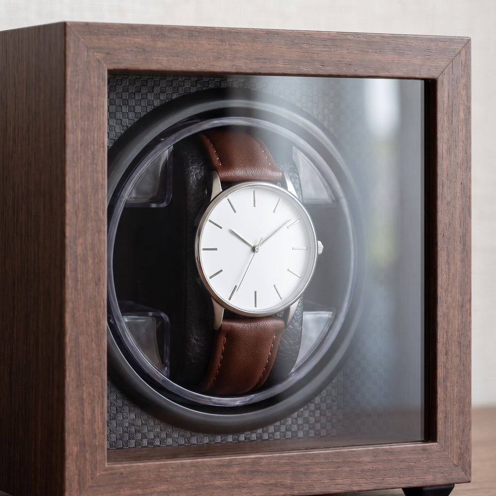 Remontoir automatique pour 1 montre Atelier, gros plan sur le rotor et le cadran à travers la vitre
