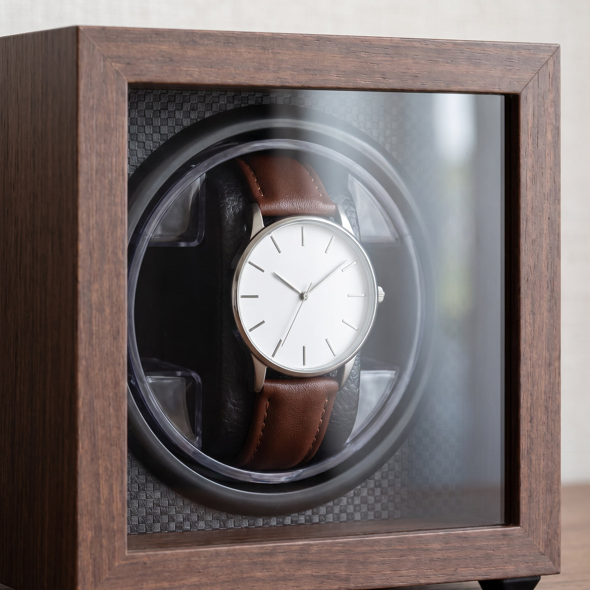 Remontoir automatique pour 1 montre Atelier, gros plan sur le rotor et le cadran à travers la vitre