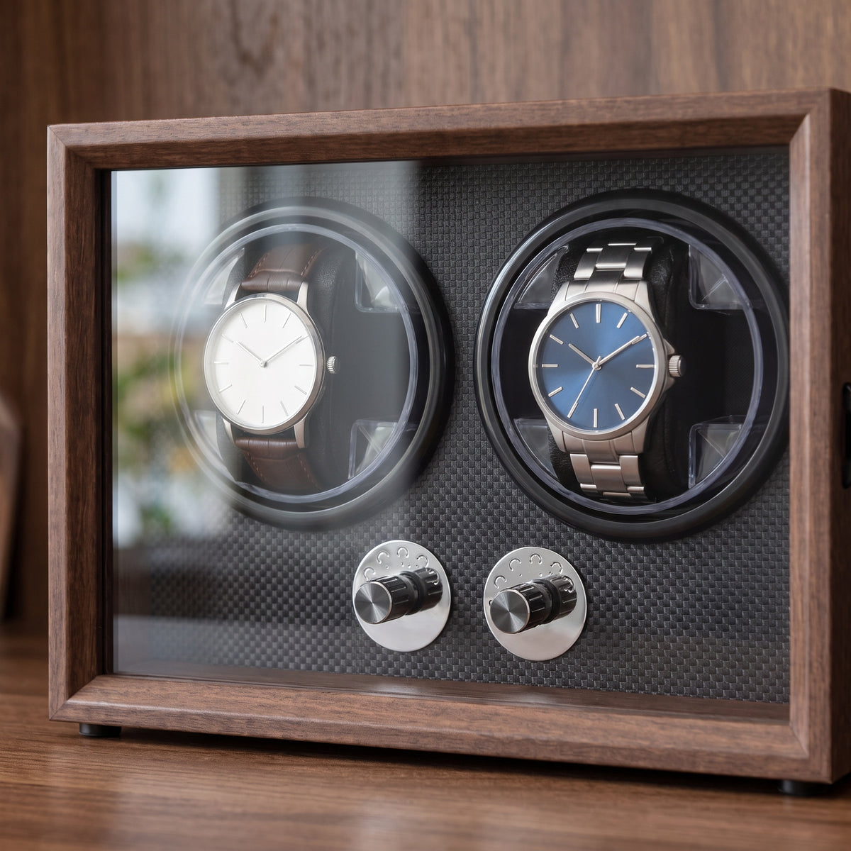Remontoir automatique pour 2 montres Atelier, gros plan sur les rotors et les molettes à travers la vitre