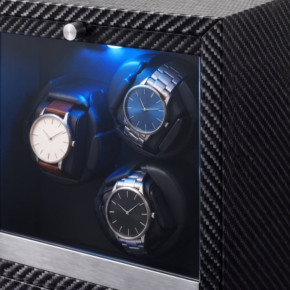 Remontoir automatique pour 3 montres Galerie carbone, façade vitrée et texture carbone en cadrage serré