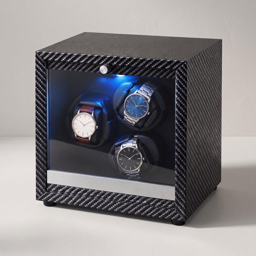 Remontoir automatique pour 3 montres Galerie carbone, vu de trois quarts, façade vitrée éclairée