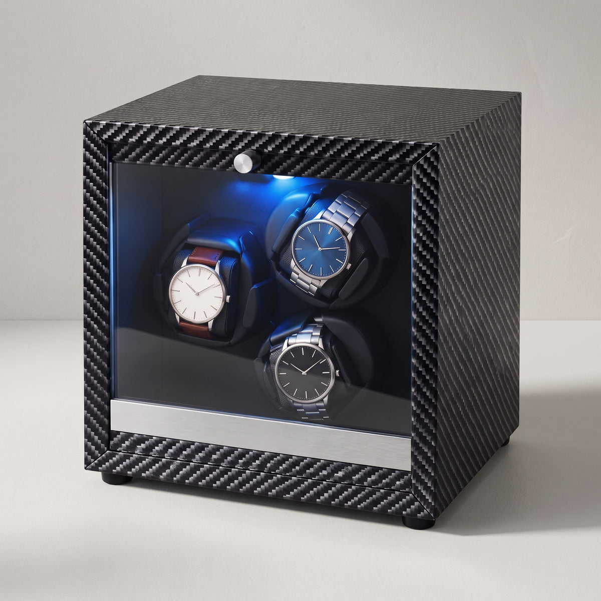 Remontoir automatique pour 3 montres Galerie carbone, vu de trois quarts, façade vitrée éclairée