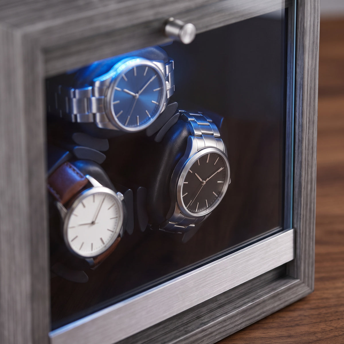 Remontoir automatique pour 3 montres Galerie gris, gros plan sur un rotor éclairé et sa montre