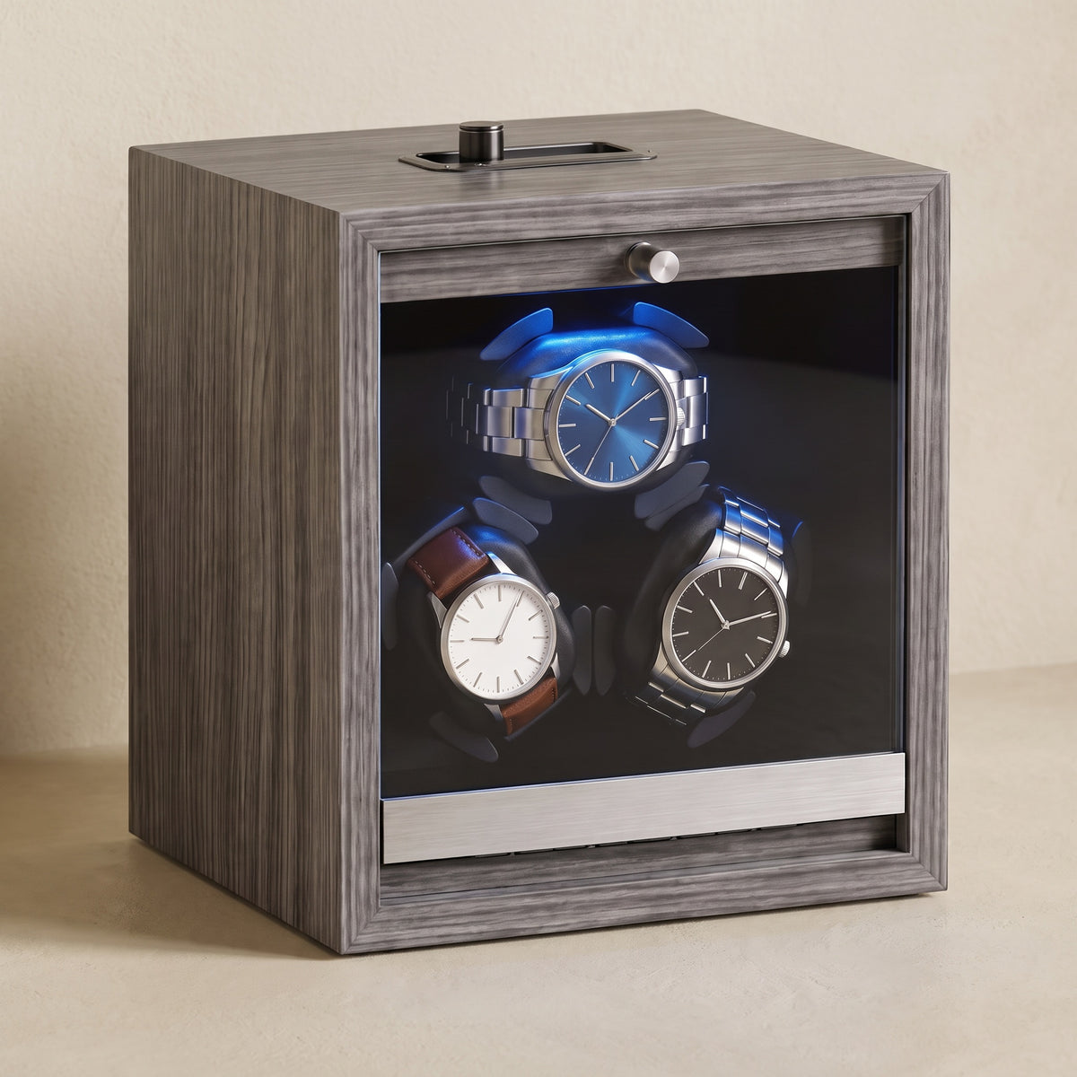 Remontoir automatique pour 3 montres Galerie gris, vu de trois quarts, façade vitrée éclairée