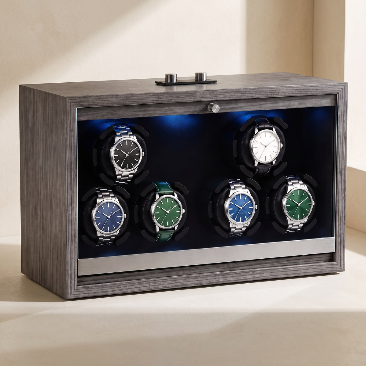 Remontoir automatique pour 6 montres Galerie gris, vu de trois quarts, façade vitrée éclairée