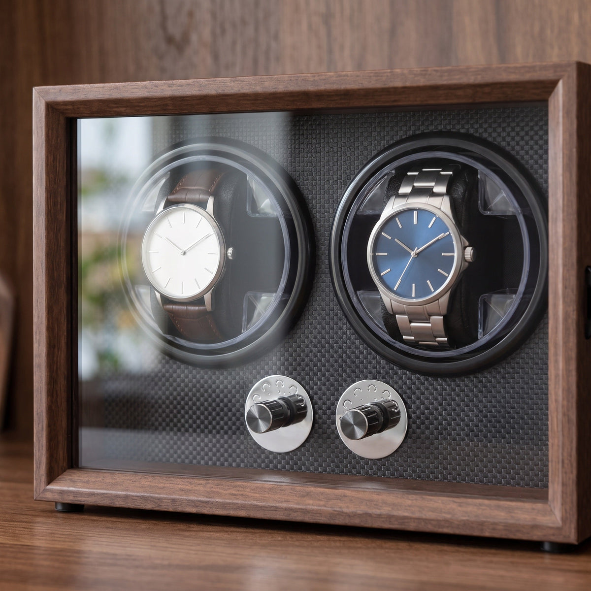 Remontoir automatique pour 2 montres Atelier, gros plan sur les rotors et les molettes de réglage à travers la vitre