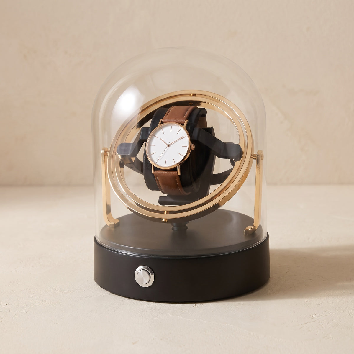 Remontoir automatique sous cloche Orbite doré, vu de face, monture à anneaux